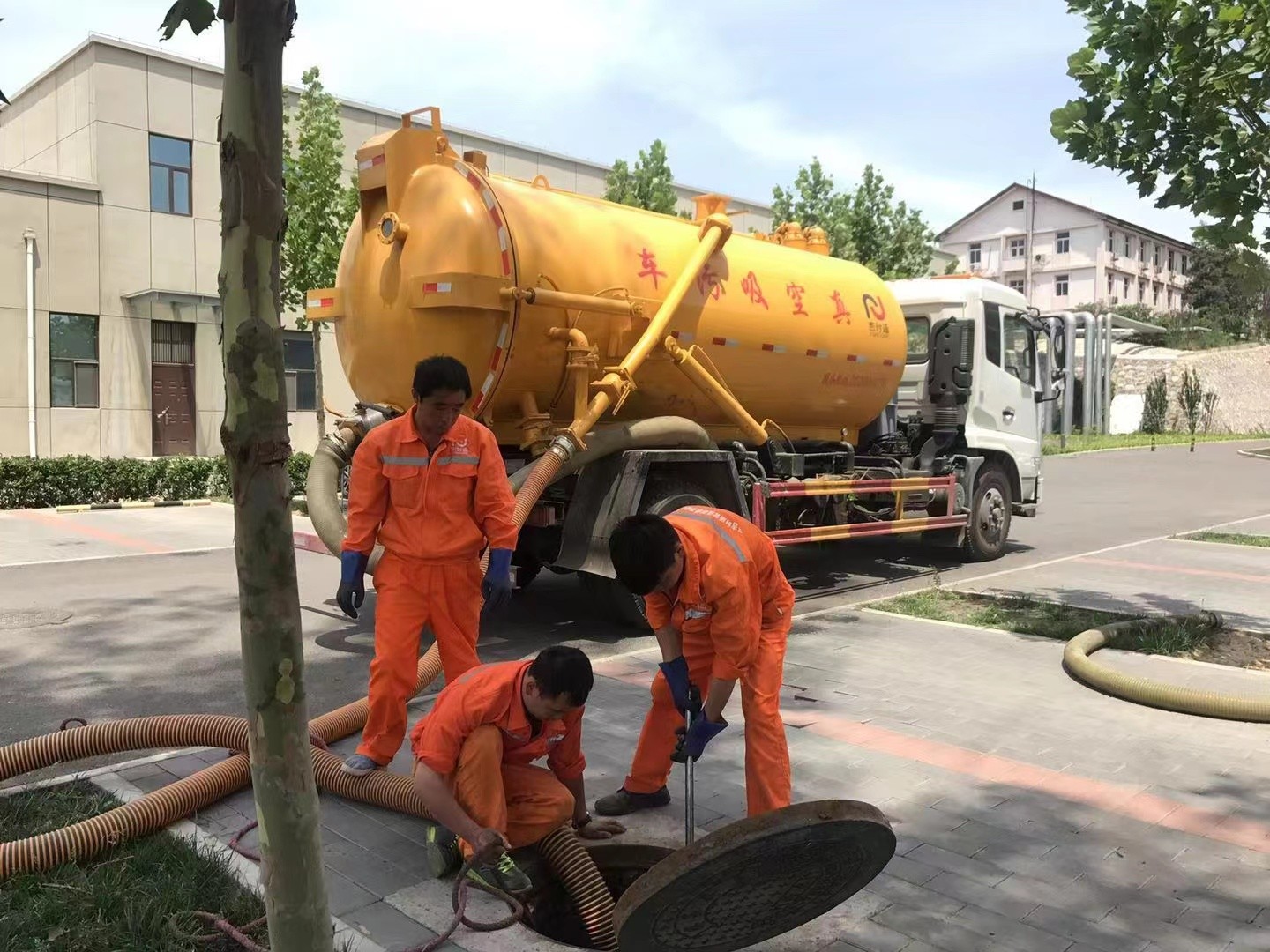 洪山管道疏通车停在窨井附近