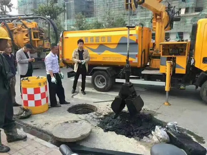 洪山街道：网格员化身“清道夫”，为民解忧疏通“堵心”化粪池