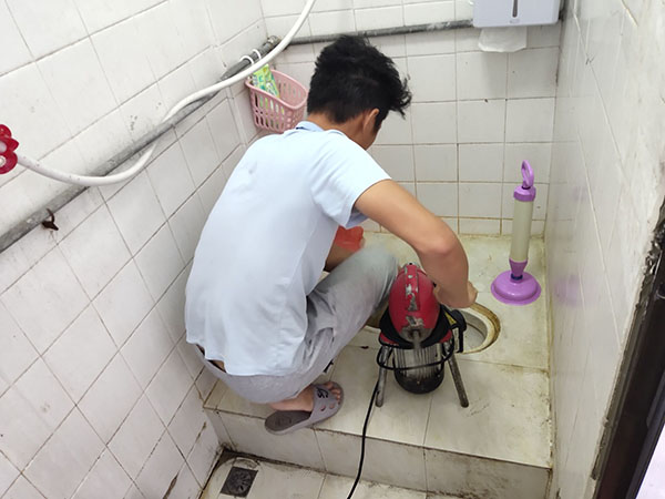 洪山肥皂掉到马桶里把马桶堵住了怎么办？马桶堵住了怎么办