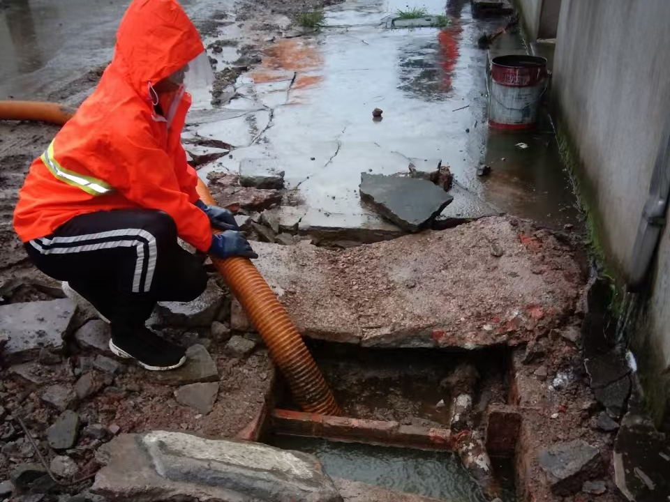 洪山专业清理污水池 炜誉市政以规范流程守护城市 “肠道”