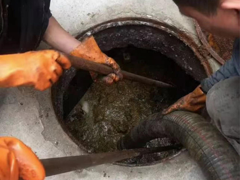 洪山清理化粪池时如何避免沼气的危害？